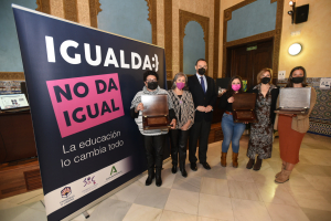 Las premiadas junto a la directora de la Unidad de Igualdad, el rector y la vicerrectora de Políticas Inclusivas y Vida Universitaria.