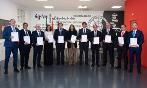 Los rectores y la rectora andaluces junto a los representantes de la Junta tras la firma del convenio.