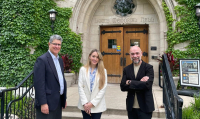 Roberto Curci, director de la Escuela y vicerrector de la D.U, junto a Luna Santos y Javier Ávila.