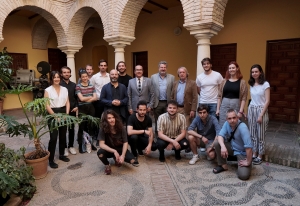 Foto de familia de autoridades y finalistas de la octava edición de Suroscopia