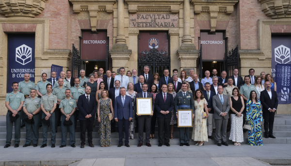 Foto de familia de autoridades y distinguidos