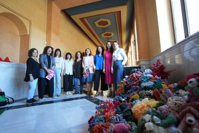 Autoridades y asistentes a la inauguración de la muestra.