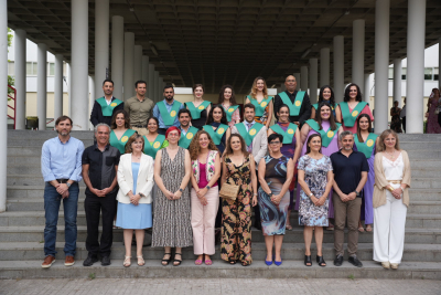 Foto de familia tras la graduación.