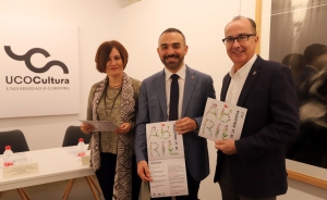 De izquierda a derecha, Mª Carmen Liñán, Alfonso Zamorano y José Álvarez, en la presentación de &quot;Abril en la Biblioteca&quot; en la sede de UCOCultura