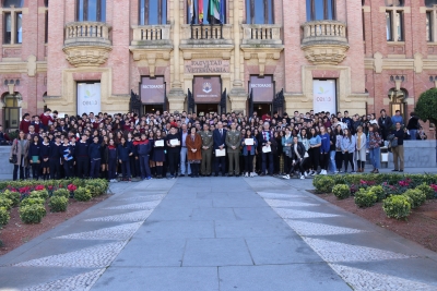 Las autoridades y los centros educativos asistentes, en la puerta principal del Rectorado tras la videoconferencia