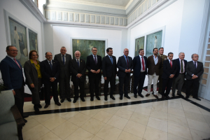 Foto de familia de representantes institucionales y empresariales participantes en la jornada.