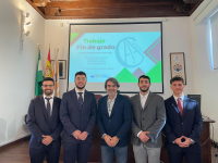 El profesor Fernández Gallardo junto a los integrantes del equipo clasificado para la final.