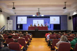 Las autoridades reciben a los escolares participantes en la experiencia.