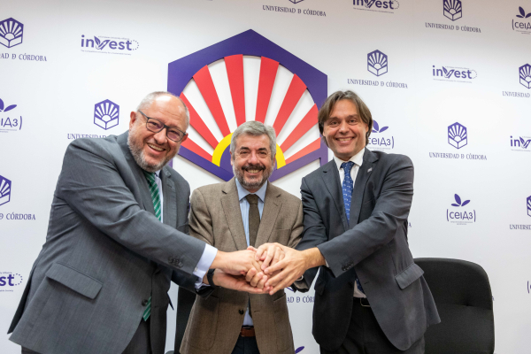 Manuel Torralbo, Miguel Ángel Torrico y Francisco Oliva tras la firma del convenio.