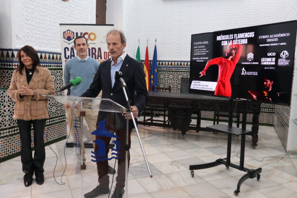 David Pino presentando el programa a los medios.