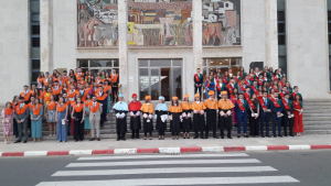 Foto de familia de los egresados y autoridades académicas.