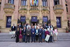 Foto de familia de los premiados con las autoridades académicas presentes en la entrega de los reconocimientos.