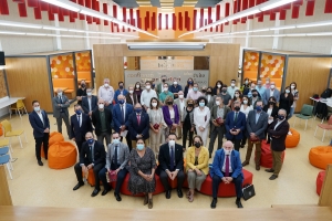 Foto de familia de las autoridades asistentes a la inauguración del nuevo espacio de coworking.