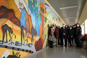 Foto de familia de los asistentes a la inauguración del mural.