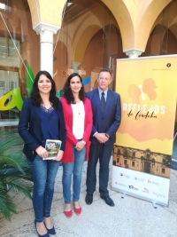 De izquierda a derecha, Purificación Joyera, Desiree Benavides y Eulalio Fernández, en la presentación del programa &quot;Reflejos de El Carpio&quot;.