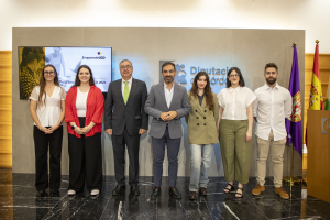 Los representantes institucionales junto a los emprendedores.