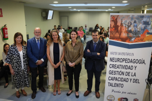 Autoridades académicas asistentes a la inauguración.