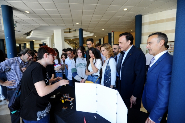 Un momento del recorrido de las autoridades por la exposición de los proyectos presentados a la III edición de Tecnoingenia.