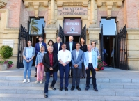 El rector, José Carlos Gómez Villamandos, en el centro, junto a los decanos y decanas de las Facultades de Veterinaria de España