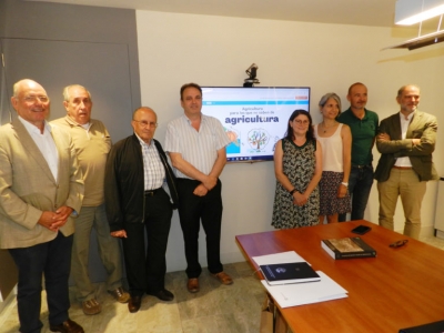 Imagen de familia de integrantes del jurado que han concedido en esta edición el premio al libro del profesor Cubero Salmerón.