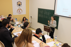 Una estudiante durante su intervención durante las primeras rondas del torneo.