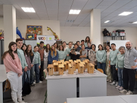 Participantes en la construcción de las cajas nido.