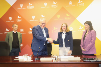 Manuel Torralbo y Natalia Pérez tras la firma del convenio.