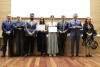 Foto de familia de las autoridades asistentes al acto y alumnas premiadas.