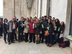 Foto de familia de autoridades y participantes en la campaña medioambiental de la ETSIAM.