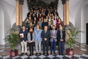 Foto de familia de autoridades junto a estudiantes seleccionados para las prácticas.