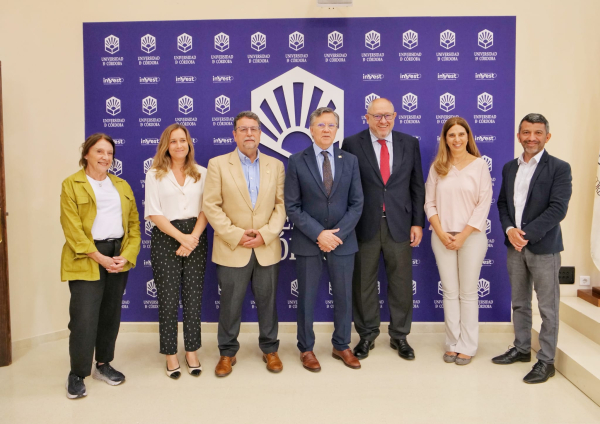 Representantes del IICA y de la UCO tras la firma del convenio.