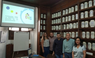 Imagen de la reunión mantenida en la Facultad entre el decano de la Facultad de Filosofía y Letras, Ricardo Córdoba, la Vicedecana  Manuela Álvarez y los representantes de CECAP y la red de Observatorios de Especificidad