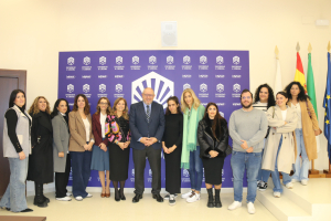 El rector  y la presidenta de Kamira junto a las representantes de ambas entidades.