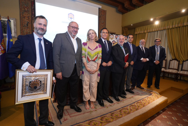 Foto de familia de autoridades y galardonados