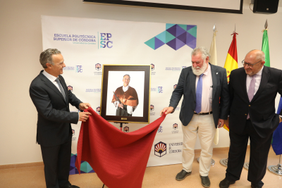 Juan José Luna descubriendo su retrato junto a Manuel Cañas y Manuel Torralbo.