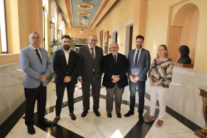 Autoridades académicas tras la firma del convenio.