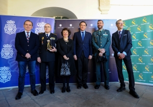 Foto de familia de autoridades asistentes a la inauguración del Foro. 