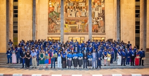 Foto de familia del acto de graduación