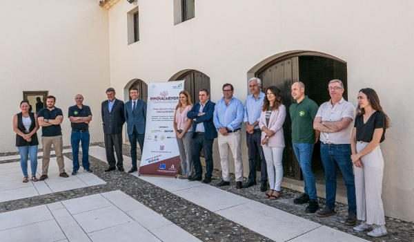 Foto de familia de los participantes en la jornada