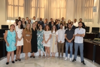 Foto de familia de autoridades y estudiantes participantes en el programa. 