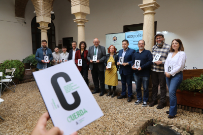 Foto de familia de los galardonados y participantes en el libro &#039;Cuerdas&#039;