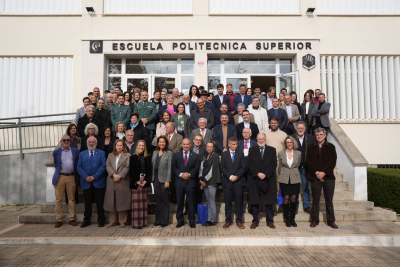 Foto de familia de los participantes en el acto.