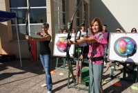 De izquierda a derecha, Marta Domínguez y Rosario Mérida, practicando tiro con arco, una de las disciplinas deportivas que han tenido lugar esta mañana. 