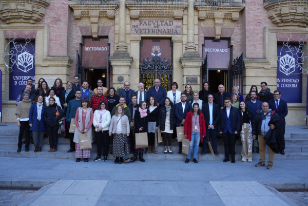 Foto de familia de la inauguración.