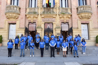 Foto de familia del equipo de estudiantes de las becas UCO-Campus Covid