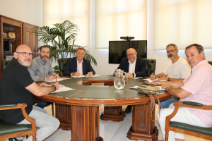 El rector y el gerente junto a los representantes sindicales durante la firma del acuerdo.