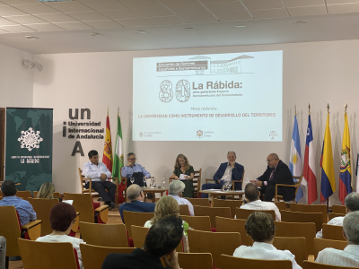 Un momento de la intervención del rector en la mesa redonda. 