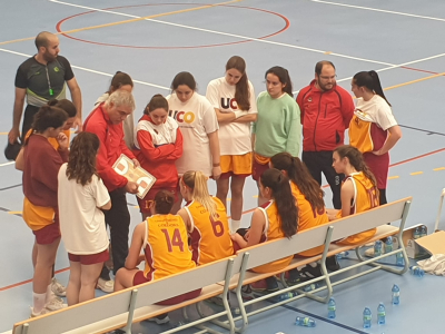 La selección de baloncesto femenino de la UCO durante un tiempo muerto.