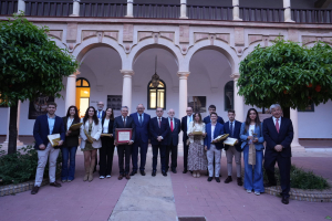 Foto de familia de los homenajeados.