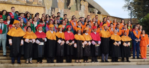 Foto de familia de la graduación.